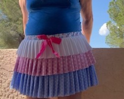 I love the pretty bow, yes it's supposed to be in front. This will be great to wear around the house.