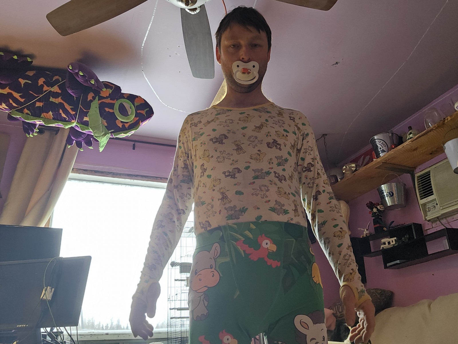 <p>Preparing to miss my diaper</p>