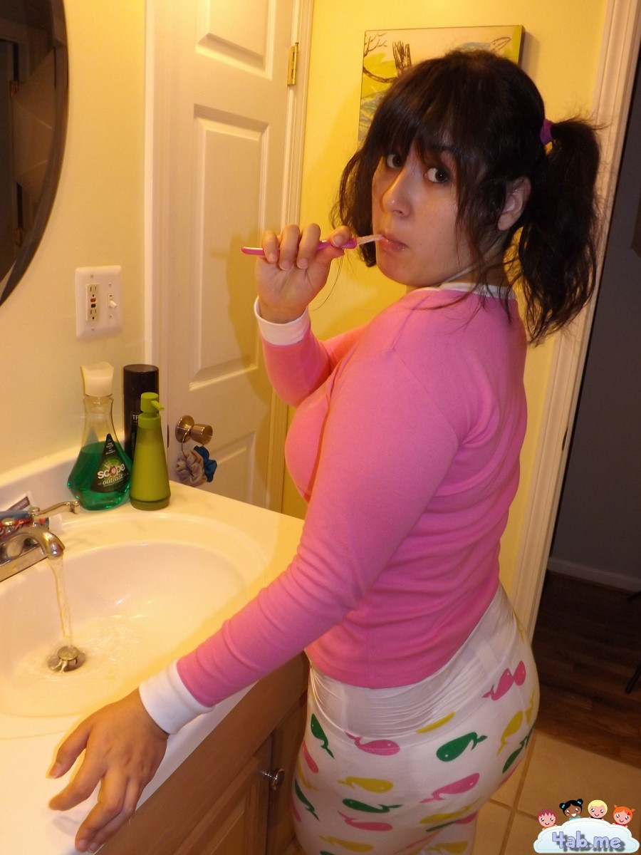 <p>Brushing her teeth like a big girl. <a target="_blank" rel="nofollow" href="https://www.4ab.me">https://www.4ab.me/</a></p>