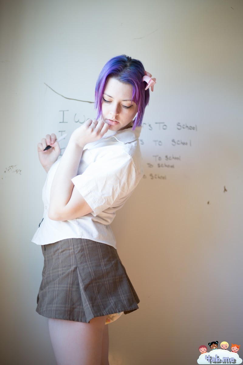 <p>Kimmie's diaper shows under her school uniform skirt.<br/><a target="_blank" rel="nofollow" href="https://www.4ab.me">https://www.4ab.me/</a></p>