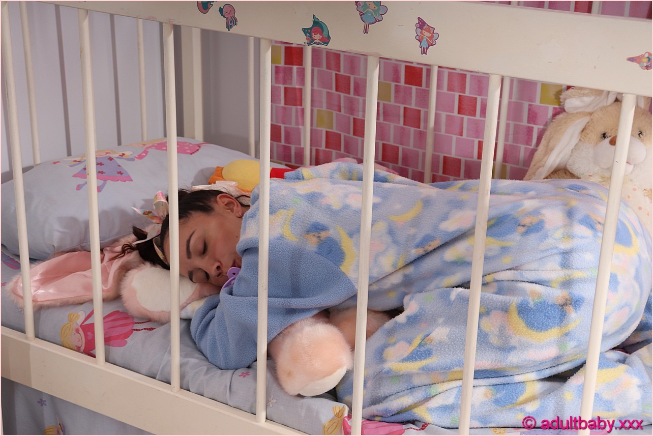 <p>All snug and ready for the night in her cot. Gorgeous adult baby girl Jessica is having some final play time before she curls up and nods off .<br/><a target="_blank" rel="nofollow" href="https://bit.ly/ddABSxx">https://bit.ly/ddABSxx</a></p>