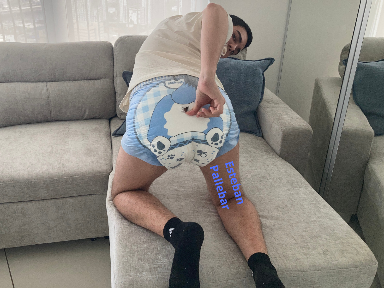 <p>Mommy!! Help Little Blue get plugged</p>
