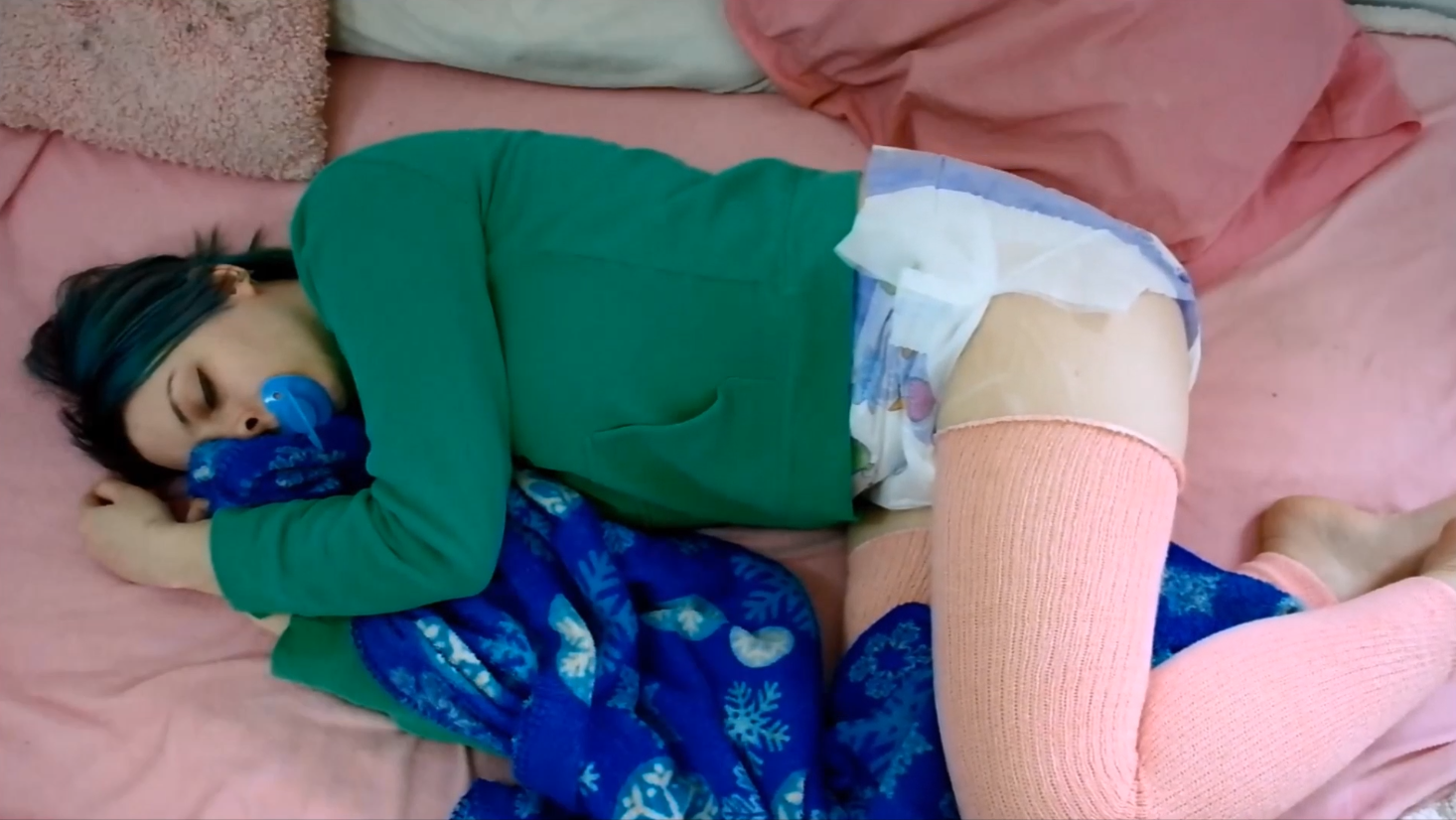 <p>HD Video of Kimmie napping, plenty of crinkles as she rocks and turns.<br/><a target="_blank" rel="nofollow" href="https://www.4ab.me">https://www.4ab.me/</a></p>