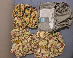 My current stash of cloth diapers.3x pocket diapers from pupus and inserts.3x Ai2 diapers from Seneo and insertsPlanning on getting more pocket ones, to be able to wear full time.