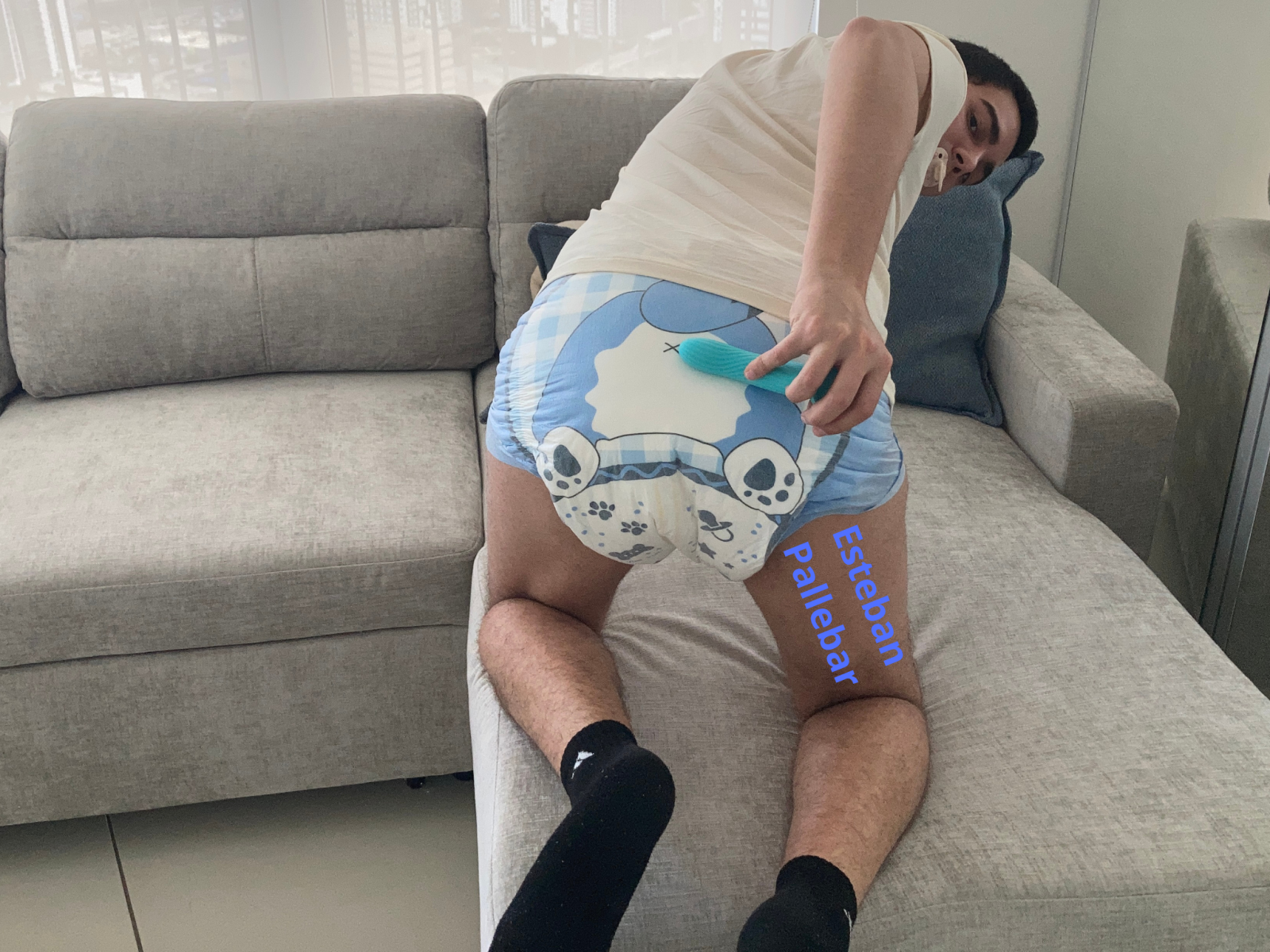 <p>Little Blue wants his hole filled</p>